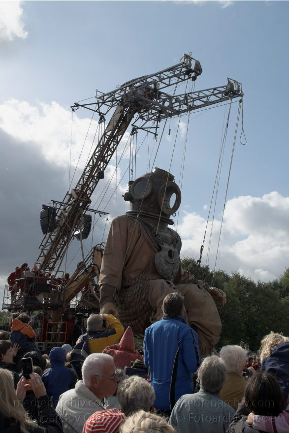 Berlin. Royal de Luxe. Publikum. Taucher
4. 10. 2009. Berlin. Mitte. Tiergarten. Royal de Luxe. Straßentheater mit großen Marionetten. deep-sea-diver. Taucher. scaphandrier. Regierungsviertel
Schlüsselwörter: Berlin;deep-sea-diver;Deutschland;diver;Germany;Publikum;Regierungsviertel;Royal de Luxe;scaphandrier;Straßentheater;street theatre;Taucher;Theater;2009;Tiergarten