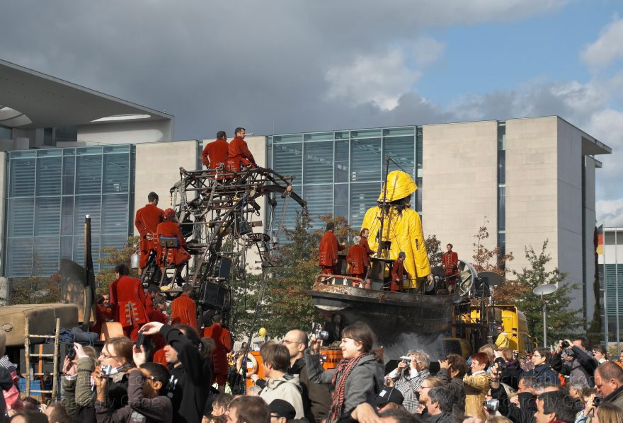 Berlin. Royal de Luxe. Publikum. Die kleine Riesin
4. 10. 2009. Berlin. Mitte. Tiergarten. Royal de Luxe. Straßentheater mit großen Marionetten. Heinrich-von-Gagen-Straße. Die kleine Riesin. La Petite Géante. Little Girl Giant
Schlüsselwörter: Berlin;Deutschland;Germany;Heinrich-von-Gagen-Straße;kleine Riesin;little girl giant;petite geante;Petite Géante;Publikum;Royal de Luxe;Straßentheater;street theatre;Theater;2009;Tiergarten