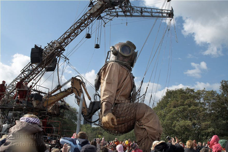 Berlin. Royal de Luxe. Publikum. Taucher
4. 10. 2009. Berlin. Mitte. Tiergarten. Royal de Luxe. Straßentheater mit großen Marionetten. deep-sea-diver. Taucher. scaphandrier. Regierungsviertel
Schlüsselwörter: Berlin;deep-sea-diver;Deutschland;diver;Germany;Publikum;Regierungsviertel;Royal de Luxe;scaphandrier;Straßentheater;street theatre;Taucher;Theater;2009;Tiergarten
