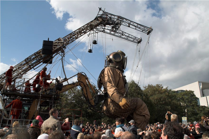 Berlin. Royal de Luxe. Publikum. Taucher
4. 10. 2009. Berlin. Mitte. Tiergarten. Royal de Luxe. Straßentheater mit großen Marionetten. deep-sea-diver. Taucher. scaphandrier. Regierungsviertel
Schlüsselwörter: Berlin;deep-sea-diver;Deutschland;diver;Germany;Publikum;Regierungsviertel;Royal de Luxe;scaphandrier;Straßentheater;street theatre;Taucher;Theater;2009;Tiergarten