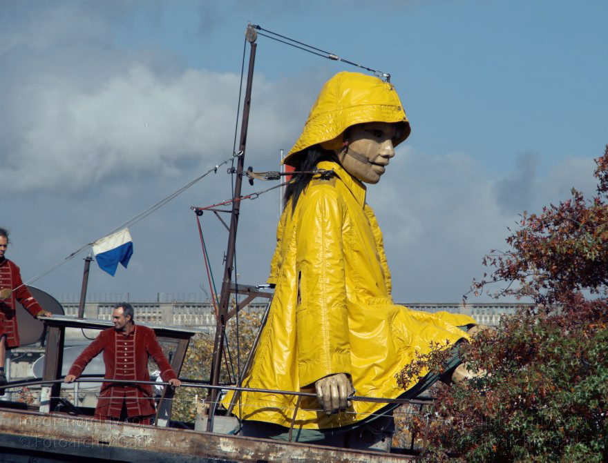 Berlin. Royal de Luxe. Publikum. Die kleine Riesin
4. 10. 2009. Berlin. Mitte. Tiergarten. Royal de Luxe. Straßentheater mit großen Marionetten. Regierungsviertel. Die kleine Riesin. La Petite Géante. Little Girl Giant
Schlüsselwörter: Berlin;Boote;Deutschland;Germany;kleine Riesin;little girl giant;petite geante;Petite Géante;Publikum;Regierungsviertel;Royal de Luxe;Straßentheater;street theatre;Südwester;Theater;Tiergarten;2009;Ölkleidung