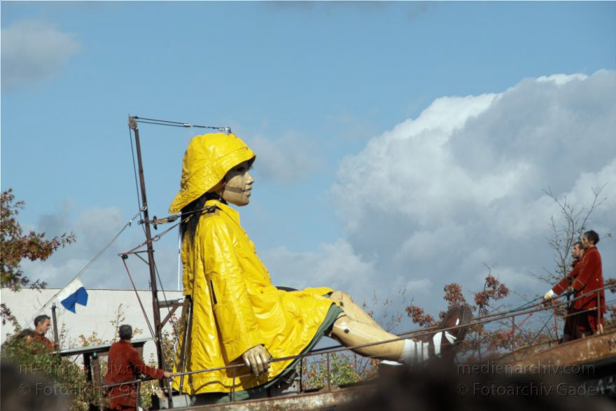 Berlin. Royal de Luxe. Publikum. Die kleine Riesin
4. 10. 2009. Berlin. Mitte. Tiergarten. Royal de Luxe. Straßentheater mit großen Marionetten. Regierungsviertel. Die kleine Riesin. La Petite Géante. Little Girl Giant
Schlüsselwörter: Berlin;Boote;Deutschland;Germany;kleine Riesin;little girl giant;petite geante;Petite Géante;Publikum;Regierungsviertel;Royal de Luxe;Straßentheater;street theatre;Südwester;Theater;Tiergarten;2009;Ölkleidung