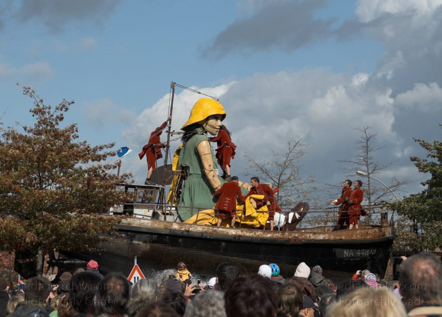 Berlin. Royal de Luxe. Publikum. Die kleine Riesin
4. 10. 2009. Berlin. Mitte. Tiergarten. Royal de Luxe. Straßentheater mit großen Marionetten. Regierungsviertel. Die kleine Riesin. La Petite Géante. Little Girl Giant
Schlüsselwörter: Berlin;Boote;Deutschland;Germany;kleine Riesin;little girl giant;petite geante;Petite Géante;Publikum;Regierungsviertel;Royal de Luxe;Straßentheater;street theatre;Theater;2009;Tiergarten