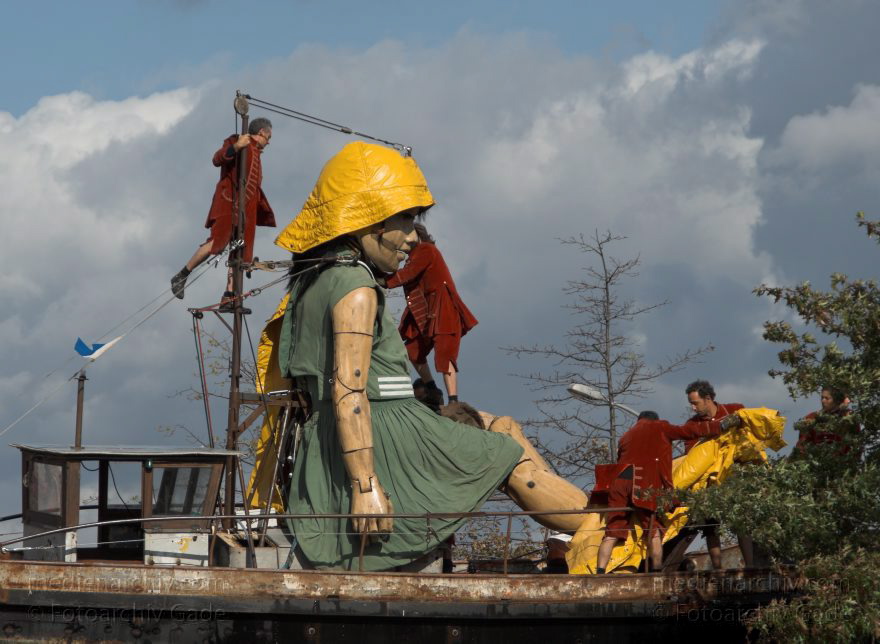 Berlin. Royal de Luxe. Publikum. Die kleine Riesin
4. 10. 2009. Berlin. Mitte. Tiergarten. Royal de Luxe. Straßentheater mit großen Marionetten. Regierungsviertel. Die kleine Riesin. La Petite Géante. Little Girl Giant
Schlüsselwörter: Berlin;Boote;Deutschland;Germany;kleine Riesin;little girl giant;petite geante;Petite Géante;Publikum;Regierungsviertel;Royal de Luxe;Straßentheater;street theatre;Theater;2009;Tiergarten