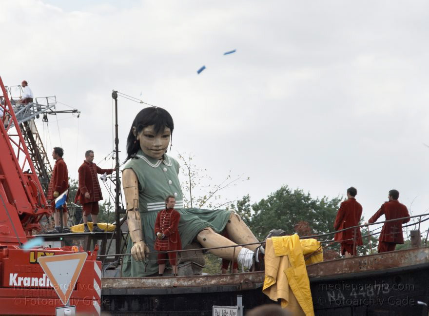 Berlin. Royal de Luxe. Publikum. Die kleine Riesin
4. 10. 2009. Berlin. Mitte. Tiergarten. Royal de Luxe. Straßentheater mit großen Marionetten. Regierungsviertel. Die kleine Riesin. La Petite Géante. Little Girl Giant
Schlüsselwörter: Berlin;Boote;Deutschland;Germany;kleine Riesin;little girl giant;petite geante;Petite Géante;Publikum;Regierungsviertel;Royal de Luxe;Straßentheater;street theatre;Theater;2009;Tiergarten
