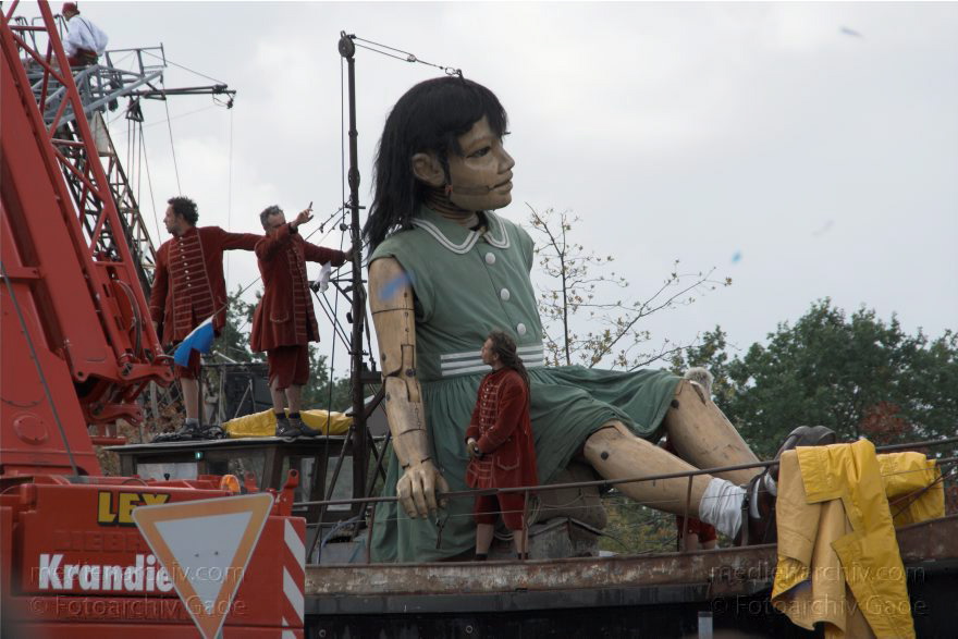 Berlin. Royal de Luxe. Publikum. Die kleine Riesin
4. 10. 2009. Berlin. Mitte. Tiergarten. Royal de Luxe. Straßentheater mit großen Marionetten. Regierungsviertel. Die kleine Riesin. La Petite Géante. Little Girl Giant
Schlüsselwörter: Berlin;Boote;Deutschland;Germany;kleine Riesin;little girl giant;petite geante;Petite Géante;Publikum;Regierungsviertel;Royal de Luxe;Straßentheater;street theatre;Theater;2009;Tiergarten