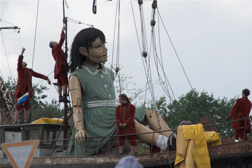 Berlin. Royal de Luxe. Publikum. Die kleine Riesin
4. 10. 2009. Berlin. Mitte. Tiergarten. Royal de Luxe. Straßentheater mit großen Marionetten. Regierungsviertel. Die kleine Riesin. La Petite Géante. Little Girl Giant
Schlüsselwörter: Berlin;Boote;Deutschland;Germany;kleine Riesin;little girl giant;petite geante;Petite Géante;Publikum;Regierungsviertel;Royal de Luxe;Straßentheater;street theatre;Theater;2009;Tiergarten