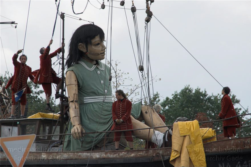 Berlin. Royal de Luxe. Publikum. Die kleine Riesin
4. 10. 2009. Berlin. Mitte. Tiergarten. Royal de Luxe. Straßentheater mit großen Marionetten. Regierungsviertel. Die kleine Riesin. La Petite Géante. Little Girl Giant
Schlüsselwörter: Berlin;Boote;Deutschland;Germany;kleine Riesin;little girl giant;petite geante;Petite Géante;Publikum;Regierungsviertel;Royal de Luxe;Straßentheater;street theatre;Theater;2009;Tiergarten