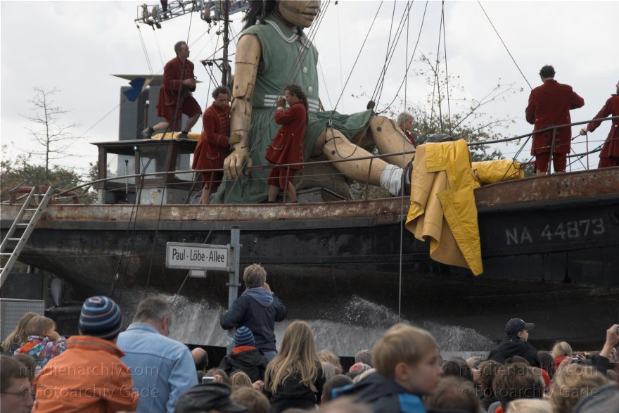 Berlin. Royal de Luxe. Publikum. Die kleine Riesin
4. 10. 2009. Berlin. Mitte. Tiergarten. Royal de Luxe. Straßentheater mit großen Marionetten. Regierungsviertel. Die kleine Riesin. La Petite Géante. Little Girl Giant
Schlüsselwörter: Berlin;Boote;Deutschland;Germany;kleine Riesin;little girl giant;petite geante;Petite Géante;Publikum;Regierungsviertel;Royal de Luxe;Straßentheater;street theatre;Theater;2009;Tiergarten
