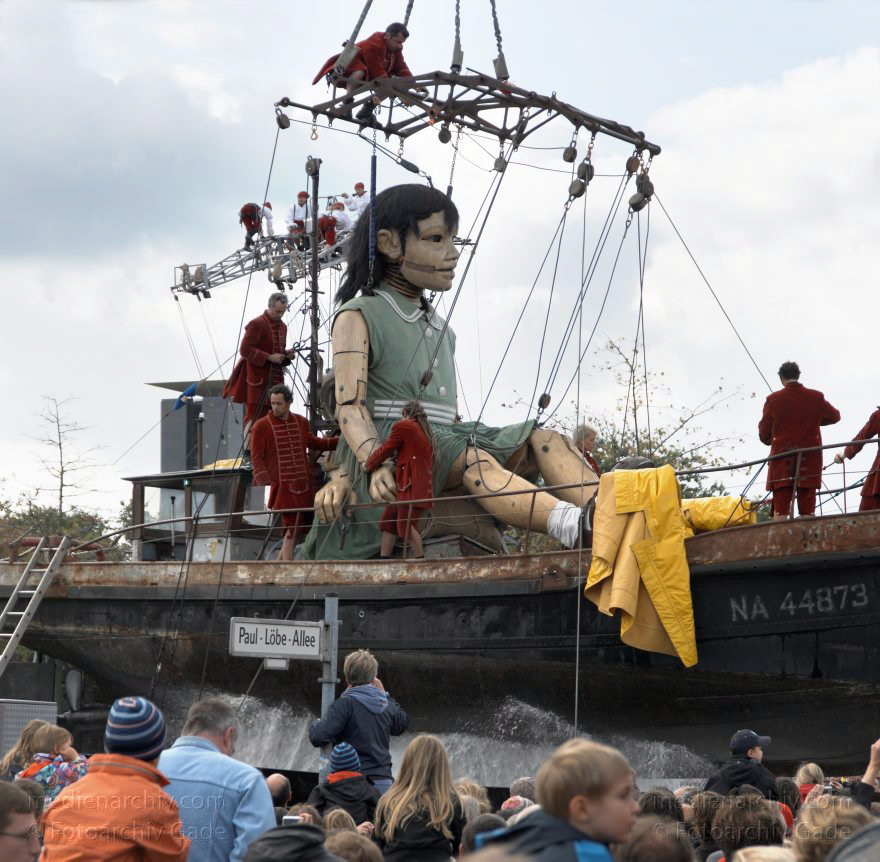 Berlin. Theater Royal de Luxe. Die kleine Riesin. La petite geante. Marionetten.
4. 10. 2009. Berlin. Theater 'Royal de Luxe'. Die kleine Riesin. La petite geante. Marionetten.
Schlüsselwörter: Berlin;Boote;Deutschland;Germany;Kleine Riesin;Marionetten;Royal de Luxe;2009;Theater