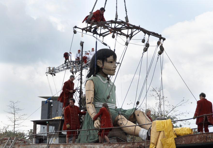 Berlin. Royal de Luxe. Publikum. Die kleine Riesin
4. 10. 2009. Berlin. Mitte. Tiergarten. Royal de Luxe. Straßentheater mit großen Marionetten. Regierungsviertel. Die kleine Riesin. La Petite Géante. Little Girl Giant
Schlüsselwörter: Berlin;Boote;Deutschland;Germany;kleine Riesin;little girl giant;petite geante;Petite Géante;Publikum;Regierungsviertel;Royal de Luxe;Straßentheater;street theatre;Theater;2009;Tiergarten