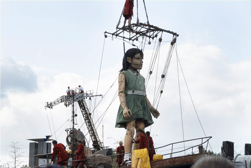 Berlin. Royal de Luxe. Publikum. Die kleine Riesin
4. 10. 2009. Berlin. Mitte. Tiergarten. Royal de Luxe. Straßentheater mit großen Marionetten. Regierungsviertel. Die kleine Riesin. La Petite Géante. Little Girl Giant
Schlüsselwörter: Berlin;Deutschland;Germany;kleine Riesin;little girl giant;petite geante;Petite Géante;Publikum;Regierungsviertel;Royal de Luxe;Straßentheater;street theatre;Theater;2009;Tiergarten
