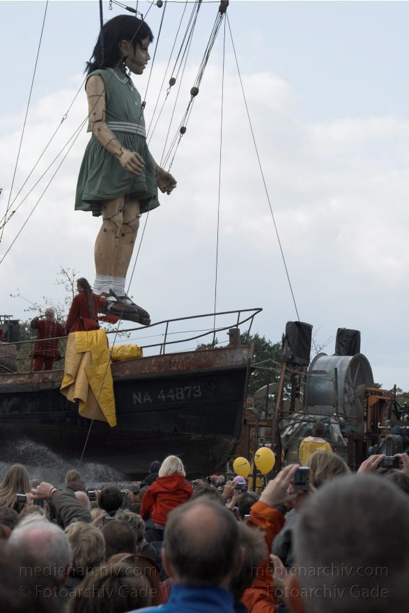 Berlin. Royal de Luxe. Publikum. Die kleine Riesin
4. 10. 2009. Berlin. Mitte. Tiergarten. Royal de Luxe. Straßentheater mit großen Marionetten. Regierungsviertel. Die kleine Riesin. La Petite Géante. Little Girl Giant
Schlüsselwörter: Berlin;Deutschland;Germany;kleine Riesin;little girl giant;petite geante;Petite Géante;Publikum;Regierungsviertel;Royal de Luxe;Straßentheater;street theatre;Theater;2009;Tiergarten