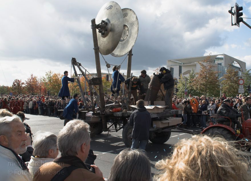 Berlin. Tiergarten. Royal de Luxe. Schlagzeug
4. 10. 2009. Berlin. Mitte. Tiergarten. Royal de Luxe. Schlagzeug
Schlüsselwörter: Berlin;Deutschland;Germany;Royal de Luxe;Straßentheater;street theatre;Theater;2009;Tiergarten