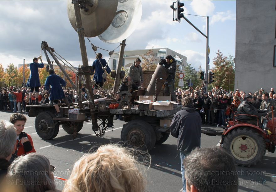 Berlin. Tiergarten. Royal de Luxe. Schlagzeug
4. 10. 2009. Berlin. Mitte. Tiergarten. Royal de Luxe. Schlagzeug
Schlüsselwörter: Berlin;Deutschland;Germany;Royal de Luxe;Straßentheater;street theatre;Theater;2009;Tiergarten