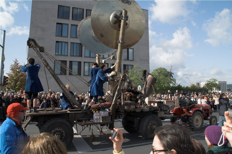 Berlin. Tiergarten. Royal de Luxe. Schlagzeug
4. 10. 2009. Berlin. Mitte. Tiergarten. Royal de Luxe. Schlagzeug
Schlüsselwörter: Berlin;Deutschland;Germany;Royal de Luxe;Straßentheater;street theatre;Theater;2009;Tiergarten