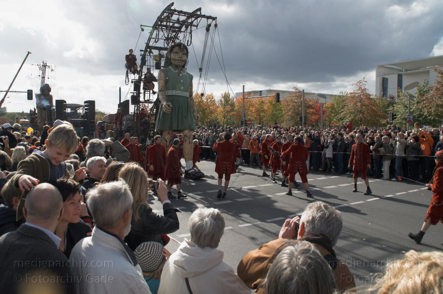 Berlin. Royal de Luxe. Publikum. Die kleine Riesin
4. 10. 2009. Berlin. Mitte. Tiergarten. Royal de Luxe. Straßentheater mit großen Marionetten. Regierungsviertel. Die kleine Riesin. La Petite Géante. Little Girl Giant
Schlüsselwörter: Berlin;Deutschland;Germany;kleine Riesin;little girl giant;petite geante;Petite Géante;Publikum;Regierungsviertel;Royal de Luxe;Straßentheater;street theatre;Theater;2009;Tiergarten