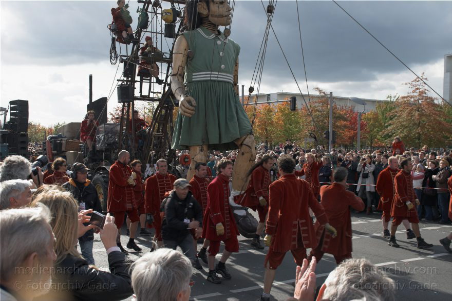 Berlin. Royal de Luxe. Publikum. Die kleine Riesin
4. 10. 2009. Berlin. Mitte. Tiergarten. Royal de Luxe. Straßentheater mit großen Marionetten. Regierungsviertel. Die kleine Riesin. La Petite Géante. Little Girl Giant
Schlüsselwörter: Berlin;Deutschland;Germany;kleine Riesin;little girl giant;petite geante;Petite Géante;Publikum;Regierungsviertel;Royal de Luxe;Straßentheater;street theatre;Theater;2009;Tiergarten