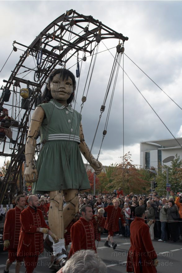 Berlin. Royal de Luxe. Publikum. Die kleine Riesin
4. 10. 2009. Berlin. Mitte. Tiergarten. Royal de Luxe. Straßentheater mit großen Marionetten. Regierungsviertel. Die kleine Riesin. La Petite Géante. Little Girl Giant
Schlüsselwörter: Berlin;Deutschland;Germany;kleine Riesin;little girl giant;petite geante;Petite Géante;Publikum;Regierungsviertel;Royal de Luxe;Straßentheater;street theatre;Theater;2009;Tiergarten