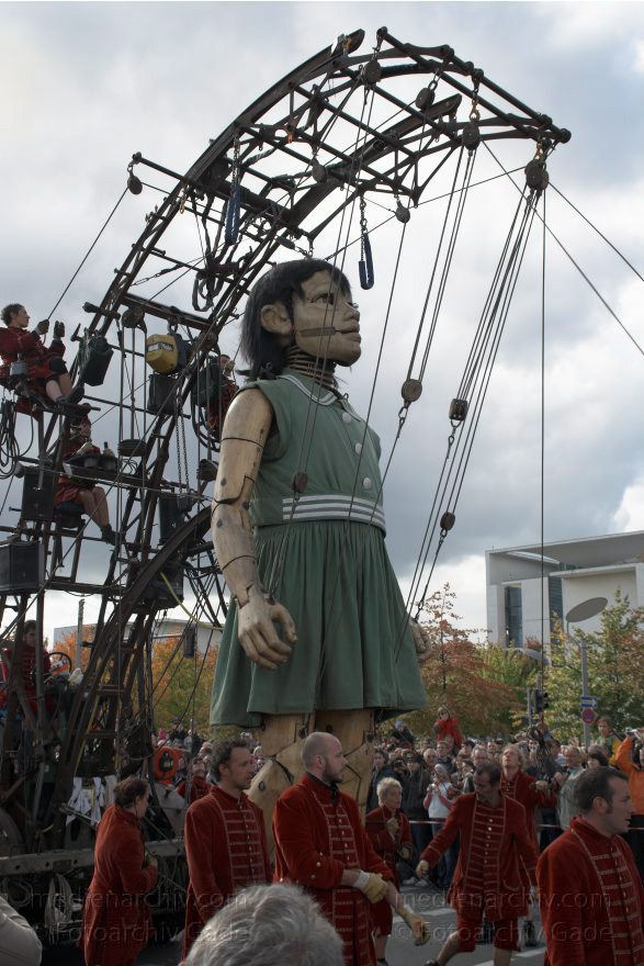 Berlin. Royal de Luxe. Publikum. Die kleine Riesin
4. 10. 2009. Berlin. Mitte. Tiergarten. Royal de Luxe. Straßentheater mit großen Marionetten. Regierungsviertel. Die kleine Riesin. La Petite Géante. Little Girl Giant
Schlüsselwörter: Berlin;Deutschland;Germany;kleine Riesin;little girl giant;petite geante;Petite Géante;Publikum;Regierungsviertel;Royal de Luxe;Straßentheater;street theatre;Theater;2009;Tiergarten