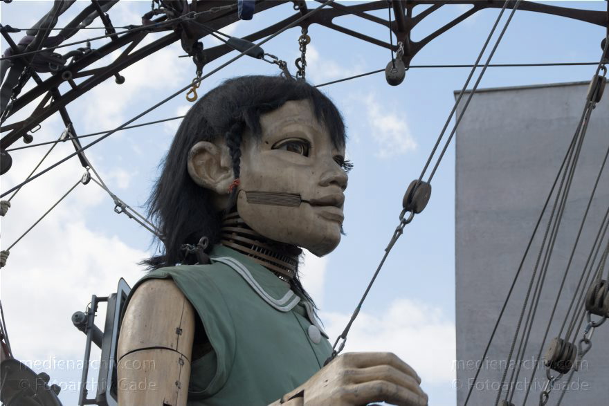 Berlin. Royal de Luxe. Publikum. Die kleine Riesin
4. 10. 2009. Berlin. Mitte. Tiergarten. Royal de Luxe. Straßentheater mit großen Marionetten. Regierungsviertel. Die kleine Riesin. La Petite Géante. Little Girl Giant
Schlüsselwörter: Berlin;Deutschland;Germany;kleine Riesin;little girl giant;petite geante;Petite Géante;Publikum;Regierungsviertel;Royal de Luxe;Straßentheater;street theatre;Theater;2009;Tiergarten