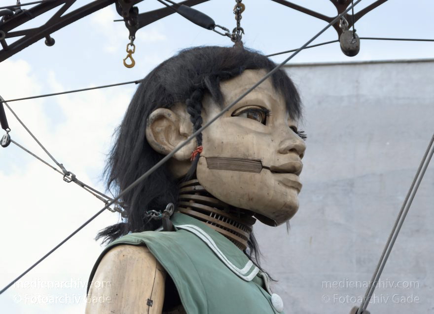 Berlin. Royal de Luxe. Publikum. Die kleine Riesin
4. 10. 2009. Berlin. Mitte. Tiergarten. Royal de Luxe. Straßentheater mit großen Marionetten. Regierungsviertel. Die kleine Riesin. La Petite Géante. Little Girl Giant
Schlüsselwörter: Berlin;Deutschland;Germany;kleine Riesin;little girl giant;petite geante;Petite Géante;Publikum;Regierungsviertel;Royal de Luxe;Straßentheater;street theatre;Theater;2009;Tiergarten