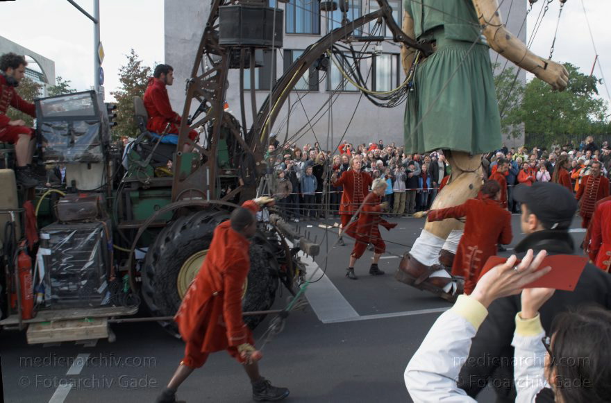 Berlin. Royal de Luxe. Publikum. Die kleine Riesin
4. 10. 2009. Berlin. Mitte. Tiergarten. Royal de Luxe. Straßentheater mit großen Marionetten. Regierungsviertel. Die kleine Riesin. La Petite Géante. Little Girl Giant
Schlüsselwörter: Berlin;Deutschland;Germany;kleine Riesin;little girl giant;petite geante;Petite Géante;Publikum;Regierungsviertel;Royal de Luxe;Straßentheater;street theatre;Theater;2009;Tiergarten
