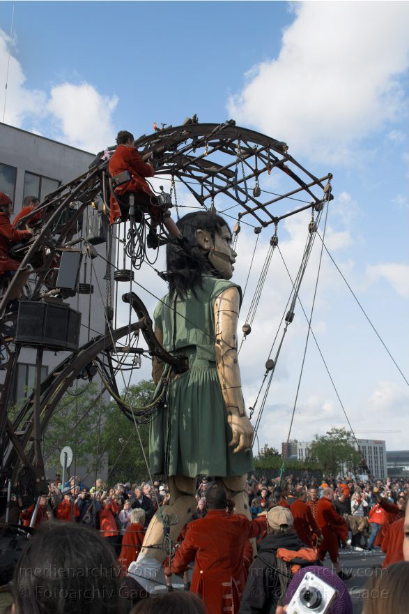 Berlin. Royal de Luxe. Publikum. Die kleine Riesin
4. 10. 2009. Berlin. Mitte. Tiergarten. Royal de Luxe. Straßentheater mit großen Marionetten. Regierungsviertel. Die kleine Riesin. La Petite Géante. Little Girl Giant
Schlüsselwörter: Berlin;Deutschland;Germany;kleine Riesin;little girl giant;petite geante;Petite Géante;Publikum;Regierungsviertel;Royal de Luxe;Straßentheater;street theatre;Theater;2009;Tiergarten