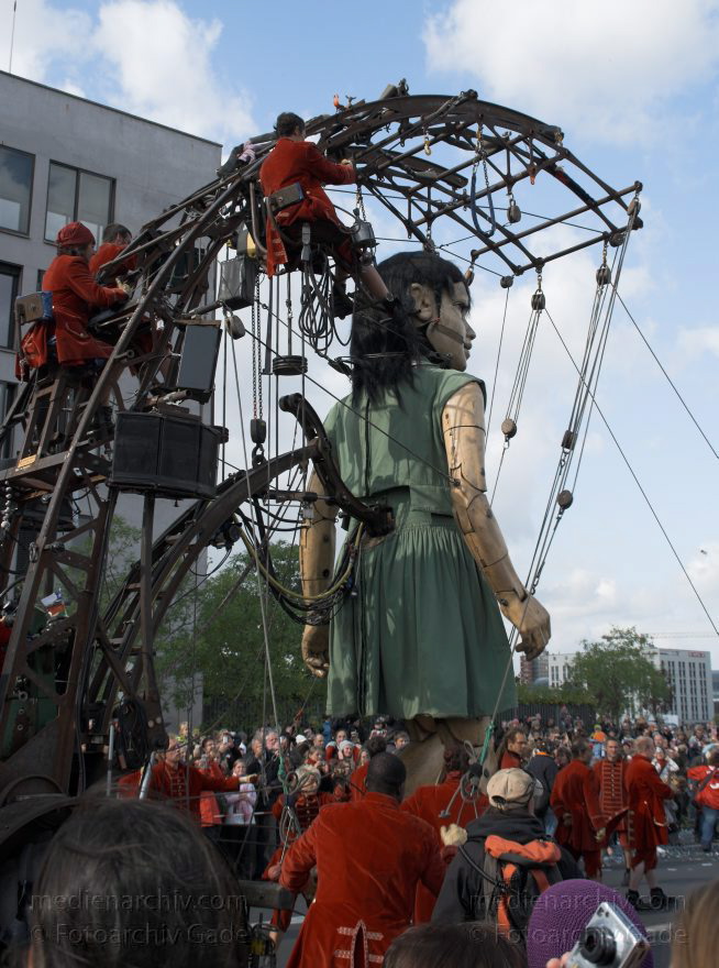 Berlin. Royal de Luxe. Publikum. Die kleine Riesin
4. 10. 2009. Berlin. Mitte. Tiergarten. Royal de Luxe. Straßentheater mit großen Marionetten. Regierungsviertel. Die kleine Riesin. La Petite Géante. Little Girl Giant
Schlüsselwörter: Berlin;Deutschland;Germany;kleine Riesin;little girl giant;petite geante;Petite Géante;Publikum;Regierungsviertel;Royal de Luxe;Straßentheater;street theatre;Theater;2009;Tiergarten