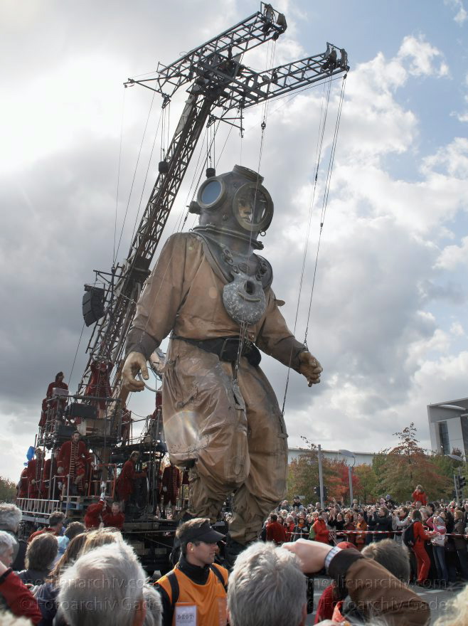 Berlin. Royal de Luxe. Publikum. Taucher
4. 10. 2009. Berlin. Mitte. Tiergarten. Regierungsviertel. Royal de Luxe. Straßentheater mit großen Marionetten. deep-sea-diver. Taucher. scaphandrier
Schlüsselwörter: Berlin;deep-sea-diver;Deutschland;diver;Germany;Publikum;Royal de Luxe;scaphandrier;Straßentheater;street theatre;Taucher;Theater;2009;Tiergarten