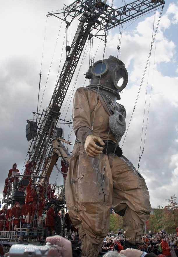 Berlin. Royal de Luxe. Publikum. Taucher
4. 10. 2009. Berlin. Mitte. Tiergarten. Regierungsviertel. Royal de Luxe. Straßentheater mit großen Marionetten. deep-sea-diver. Taucher. scaphandrier
Schlüsselwörter: Berlin;deep-sea-diver;Deutschland;diver;Germany;Publikum;Royal de Luxe;scaphandrier;Straßentheater;street theatre;Taucher;Theater;2009;Tiergarten