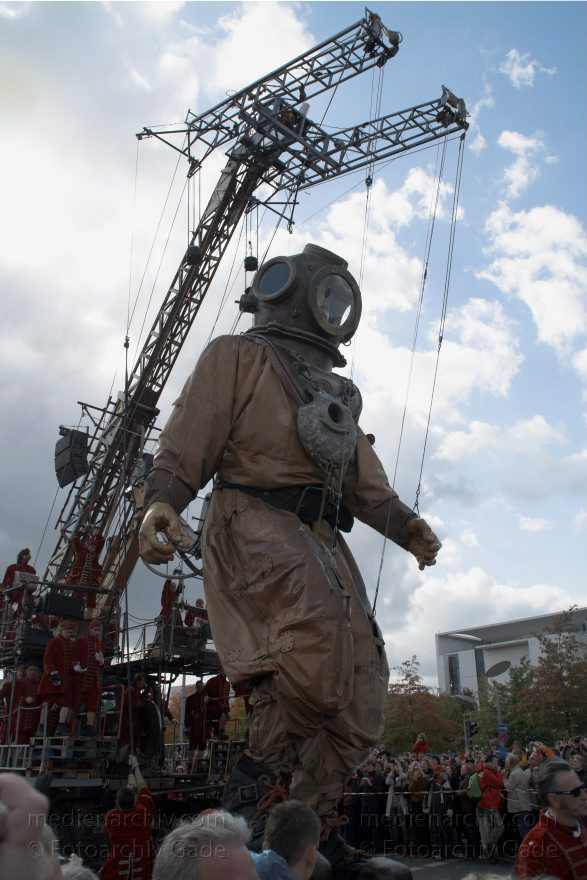 Berlin. Royal de Luxe. Publikum. Taucher
4. 10. 2009. Berlin. Mitte. Tiergarten. Regierungsviertel. Royal de Luxe. Straßentheater mit großen Marionetten. deep-sea-diver. Taucher. scaphandrier
Schlüsselwörter: Berlin;deep-sea-diver;Deutschland;diver;Germany;Publikum;Royal de Luxe;scaphandrier;Straßentheater;street theatre;Taucher;Theater;2009;Tiergarten