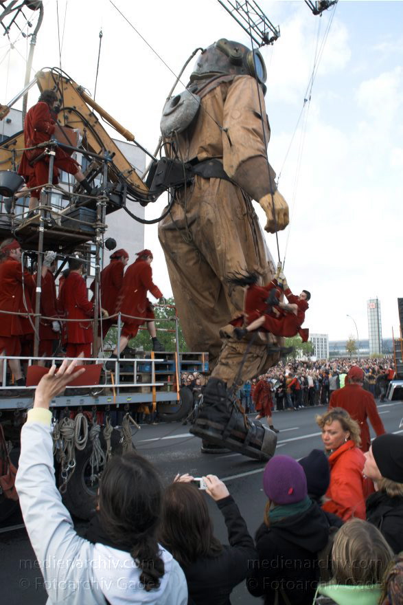 Berlin. Royal de Luxe. Publikum. Taucher
4. 10. 2009. Berlin. Mitte. Tiergarten. Regierungsviertel. Royal de Luxe. Straßentheater mit großen Marionetten. deep-sea-diver. Taucher. scaphandrier
Schlüsselwörter: Berlin;deep-sea-diver;Deutschland;diver;Germany;Publikum;Royal de Luxe;scaphandrier;Straßentheater;street theatre;Taucher;Theater;2009;Tiergarten