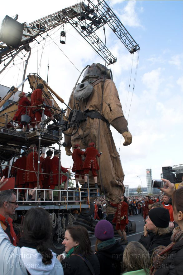 Berlin. Royal de Luxe. Publikum. Taucher
4. 10. 2009. Berlin. Mitte. Tiergarten. Regierungsviertel. Royal de Luxe. Straßentheater mit großen Marionetten. deep-sea-diver. Taucher. scaphandrier
Schlüsselwörter: Berlin;deep-sea-diver;Deutschland;diver;Germany;Publikum;Royal de Luxe;scaphandrier;Straßentheater;street theatre;Taucher;Theater;2009;Tiergarten