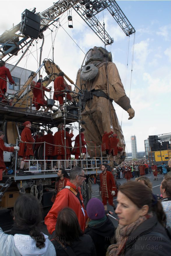 Berlin. Royal de Luxe. Publikum. Taucher
4. 10. 2009. Berlin. Mitte. Tiergarten. Regierungsviertel. Royal de Luxe. Straßentheater mit großen Marionetten. deep-sea-diver. Taucher. scaphandrier
Schlüsselwörter: Berlin;deep-sea-diver;Deutschland;diver;Germany;Publikum;Royal de Luxe;scaphandrier;Straßentheater;street theatre;Taucher;Theater;2009;Tiergarten