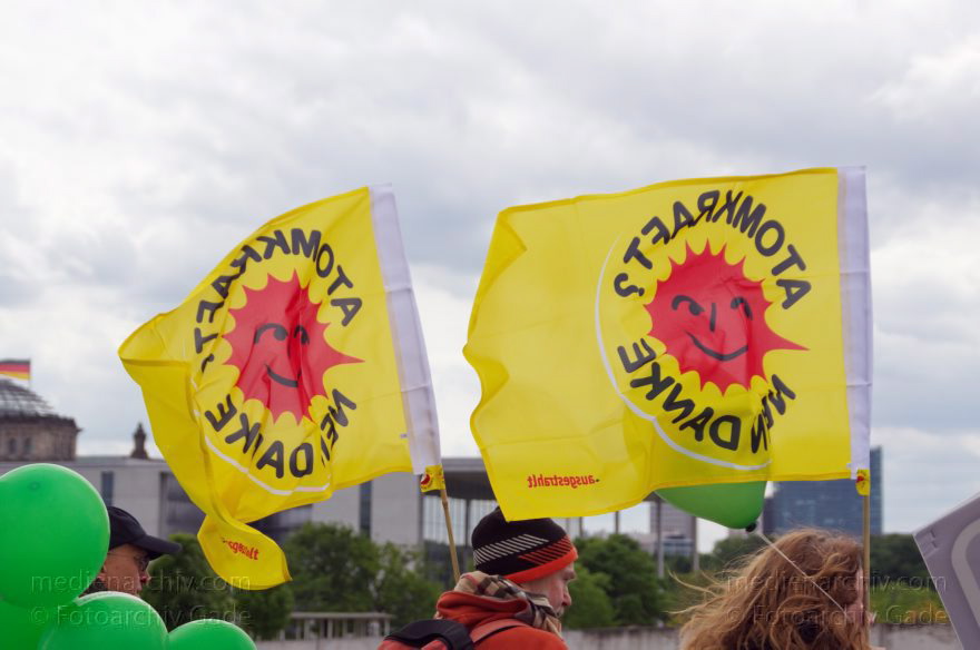 Berlin. Demonstration 'Energiewende nicht kippen lassen'
10. 5. 2014. Berlin. Mitte. Demonstration 'Energiewende nicht kippen lassen'
Schlüsselwörter: Atomkraft nein danke;Atomkraftgegner;Berlin;Demonstration;Energiewende;Flaggen;Kernkraftgegner;2014;Mitte