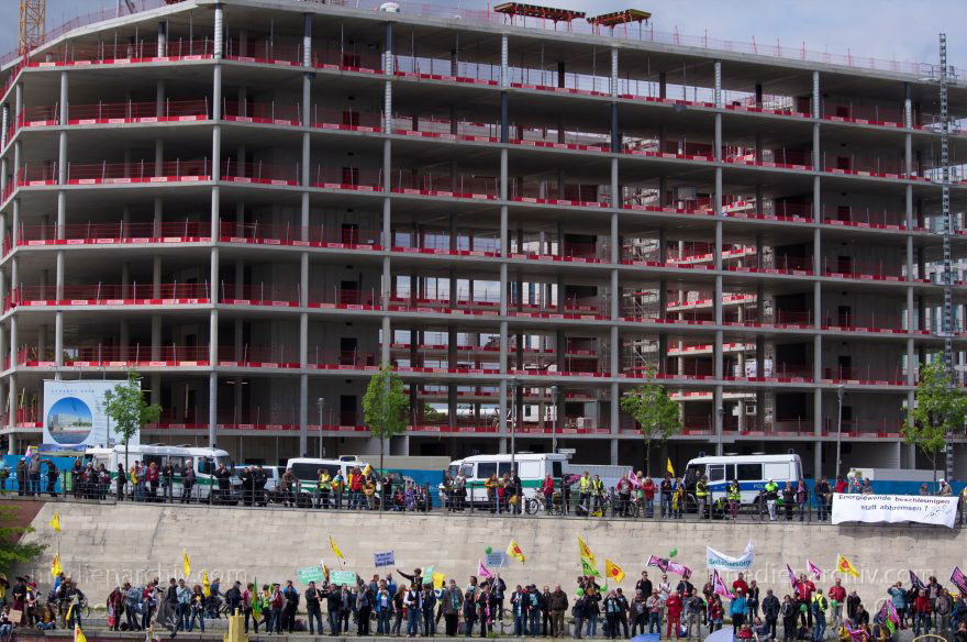 Berlin. Demonstration 'Energiewende nicht kippen lassen'
10. 5. 2014. Berlin. Mitte. Demonstration 'Energiewende nicht kippen lassen'
Schlüsselwörter: Berlin;Demonstration;Energiewende;2014;Mitte