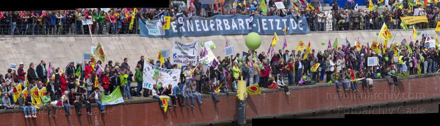 Berlin. Demonstration 'Energiewende nicht kippen lassen'
10. 5. 2014. Berlin. Mitte. Demonstration 'Energiewende nicht kippen lassen'
Schlüsselwörter: Berlin;Demonstranten;Demonstration;Energiewende;2014;Mitte