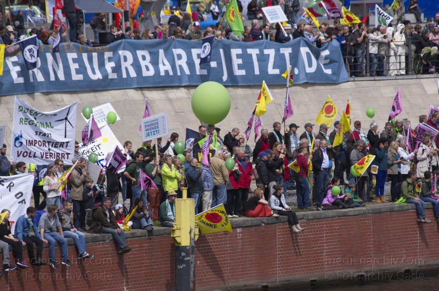 Berlin. Demonstration 'Energiewende nicht kippen lassen'
10. 5. 2014. Berlin. Mitte. Demonstration 'Energiewende nicht kippen lassen'
Schlüsselwörter: Berlin;Demonstranten;Demonstration;Energiewende;2014;Mitte
