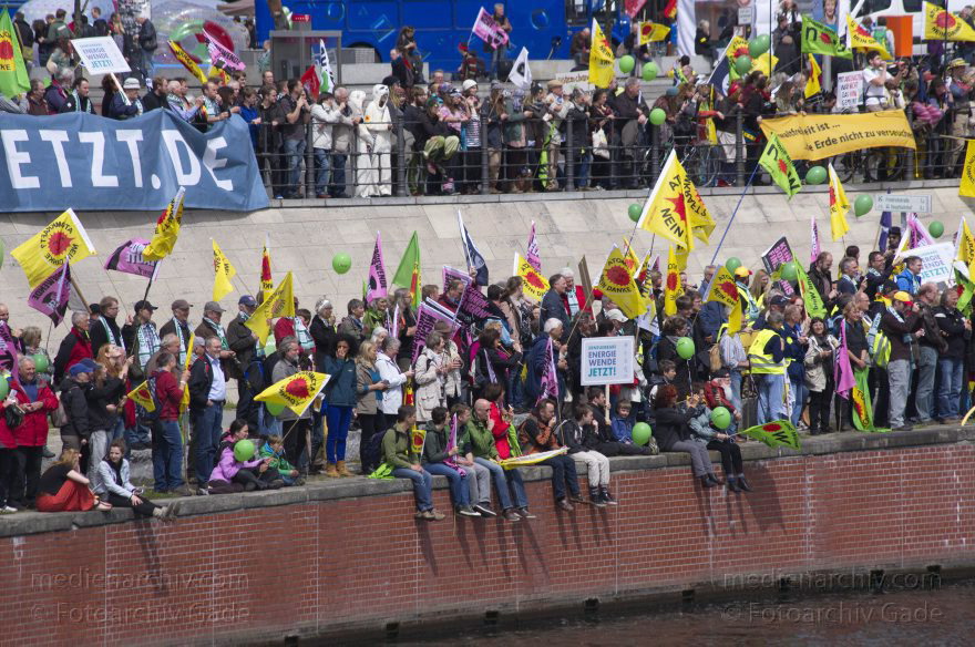 Berlin. Demonstration 'Energiewende nicht kippen lassen'
10. 5. 2014. Berlin. Mitte. Demonstration 'Energiewende nicht kippen lassen'
Schlüsselwörter: Berlin;Demonstranten;Demonstration;Energiewende;2014;Mitte