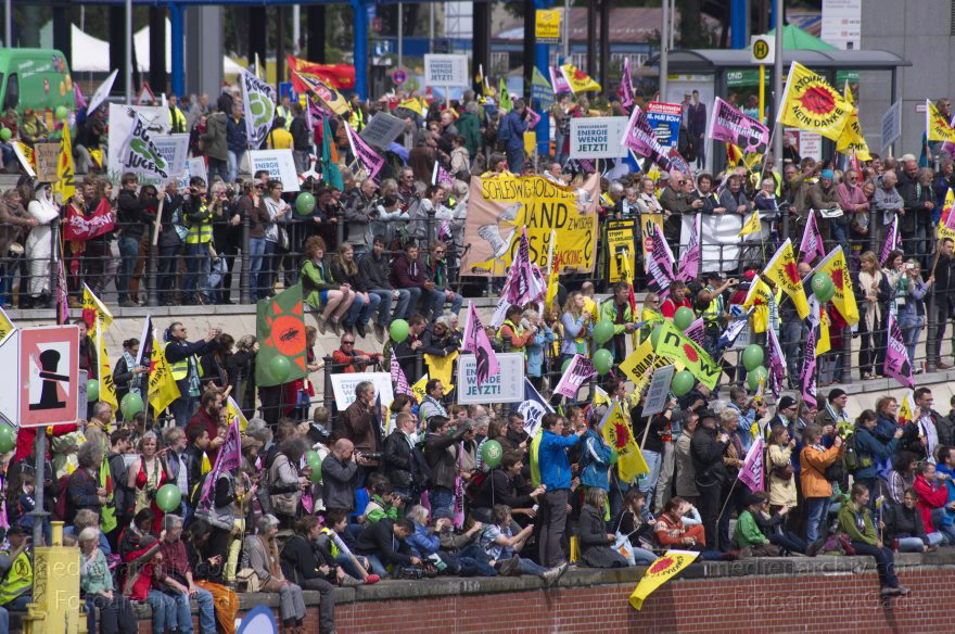 Berlin. Demonstration 'Energiewende nicht kippen lassen'
10. 5. 2014. Berlin. Mitte. Demonstration 'Energiewende nicht kippen lassen'
Schlüsselwörter: Berlin;Demonstranten;Demonstration;Energiewende;2014;Mitte