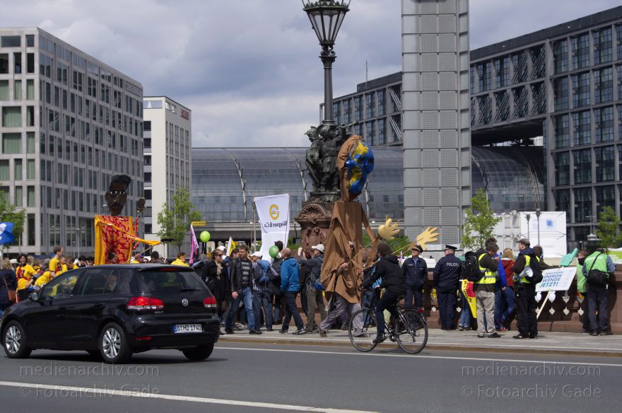 Berlin. Demonstration 'Energiewende nicht kippen lassen'
10. 5. 2014. Berlin. Mitte. Demonstration 'Energiewende nicht kippen lassen'
Schlüsselwörter: Berlin;Demonstranten;Demonstration;Energiewende;Hauptbahnhof;Mitte;2014;Moltkebrücke