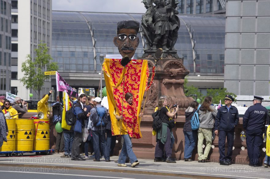 Berlin. Demonstration 'Energiewende nicht kippen lassen'
10. 5. 2014. Berlin. Mitte. Demonstration 'Energiewende nicht kippen lassen'
Schlüsselwörter: Berlin;Demonstranten;Hauptbahnhof;Mitte;2014;Moltkebrücke