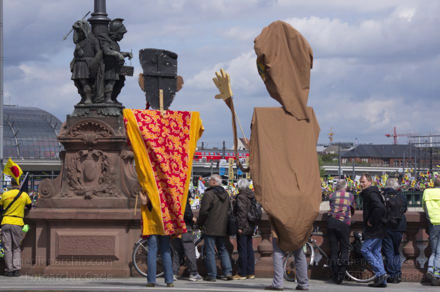 Berlin. Demonstration 'Energiewende nicht kippen lassen'
10. 5. 2014. Berlin. Mitte. Demonstration 'Energiewende nicht kippen lassen'
Schlüsselwörter: Berlin;Demonstranten;Demonstration;Energiewende;Mitte;2014;Moltkebrücke
