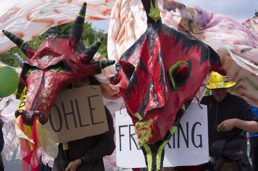 Berlin. Demonstration 'Energiewende nicht kippen lassen'
10. 5. 2014. Berlin. Mitte. Demonstration 'Energiewende nicht kippen lassen'
Schlüsselwörter: Berlin;Demonstranten;Demonstration;Energiewende;2014;Mitte