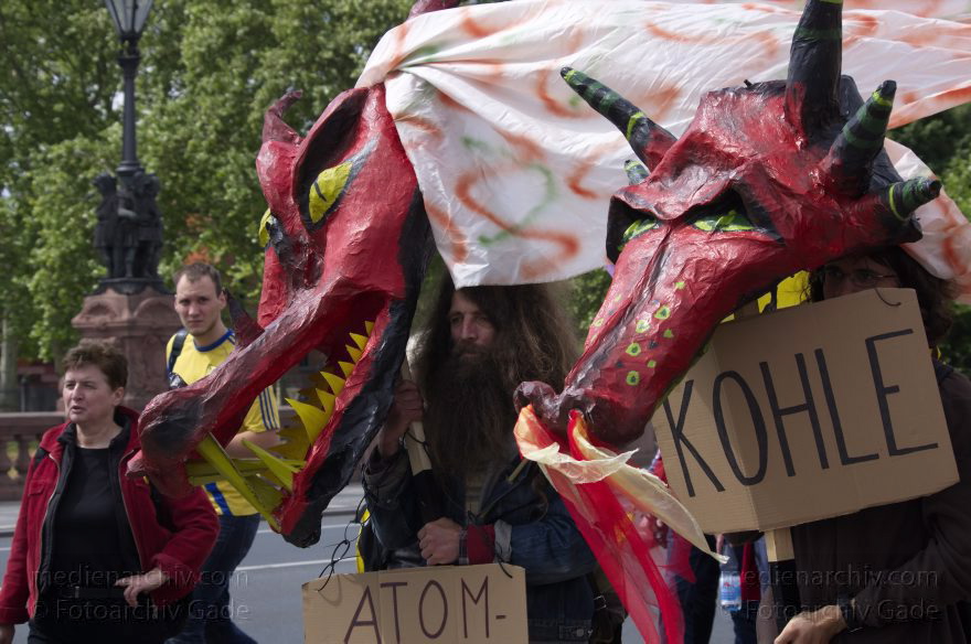 Berlin. Demonstration 'Energiewende nicht kippen lassen'
10. 5. 2014. Berlin. Mitte. Demonstration 'Energiewende nicht kippen lassen'
Schlüsselwörter: Berlin;Demonstranten;Demonstration;Energiewende;2014;Mitte