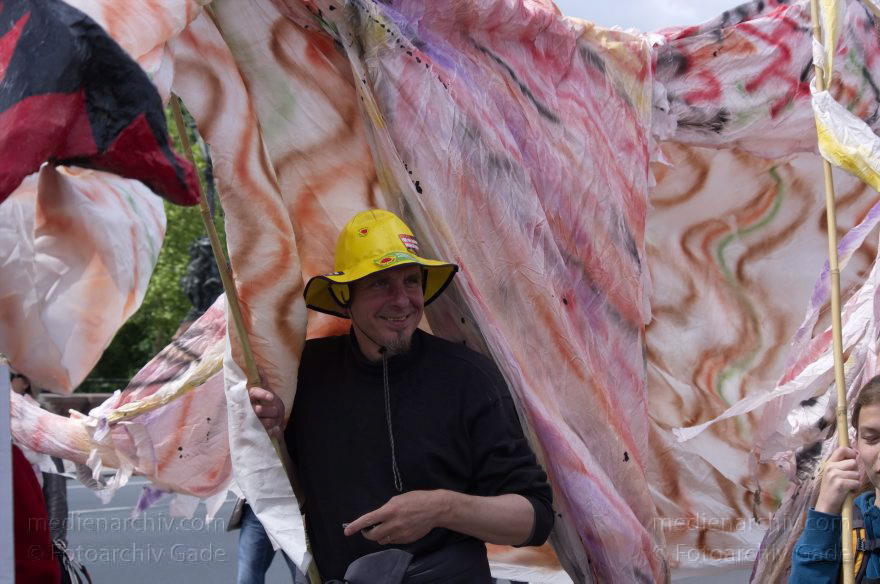 Berlin. Demonstration 'Energiewende nicht kippen lassen'
10. 5. 2014. Berlin. Mitte. Demonstration 'Energiewende nicht kippen lassen'
Schlüsselwörter: Berlin;Demonstranten;Demonstration;Energiewende;2014;Mitte