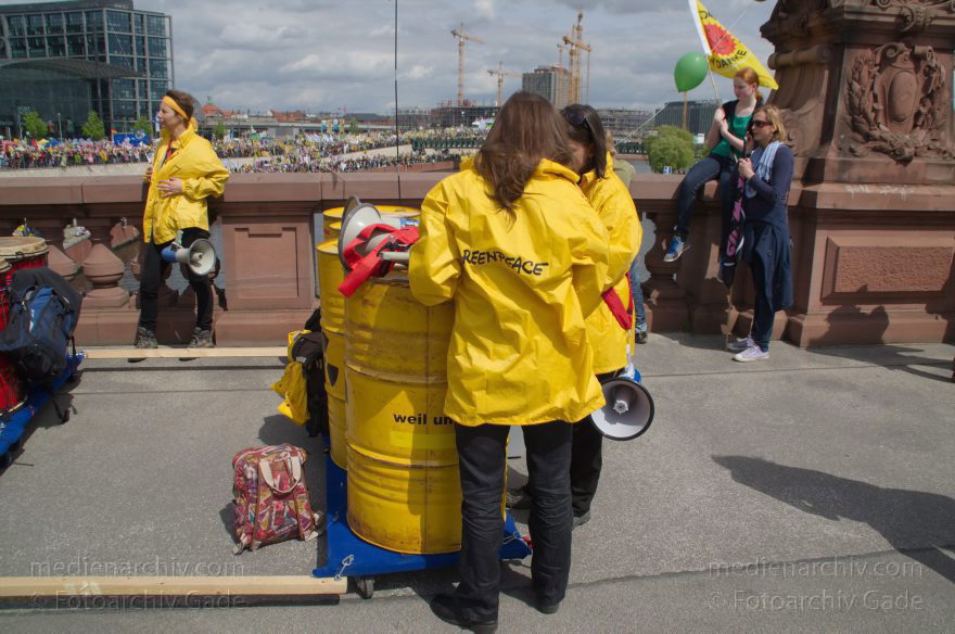 Berlin. Demonstration 'Energiewende nicht kippen lassen'
10. 5. 2014. Berlin. Mitte. Demonstration 'Energiewende nicht kippen lassen'
Schlüsselwörter: Berlin;Demonstranten;Demonstration;Energiewende;2014;Mitte