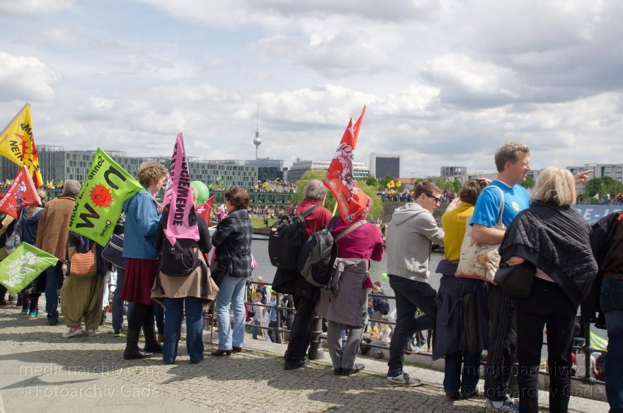 Berlin. Demonstration 'Energiewende nicht kippen lassen'
10. 5. 2014. Berlin. Mitte. Demonstration 'Energiewende nicht kippen lassen'
Schlüsselwörter: Berlin;Demonstranten;Demonstration;Energiewende;2014;Mitte