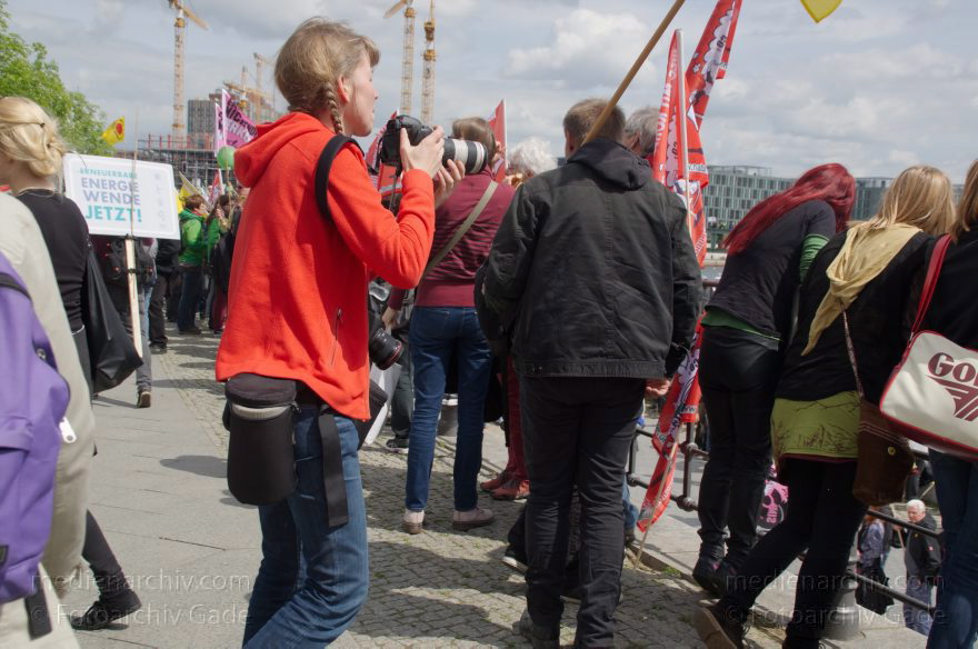 Berlin. Demonstration 'Energiewende nicht kippen lassen'
10. 5. 2014. Berlin. Mitte. Demonstration 'Energiewende nicht kippen lassen'
Schlüsselwörter: Berlin;Demonstranten;Demonstration;Energiewende;Fotografin;2014;Mitte